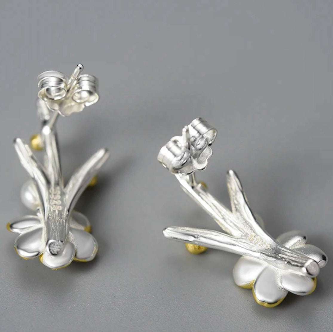 A pair of elegant flower earrings featuring a pearl accent, crafted from 925 silver and 18K gold plating.