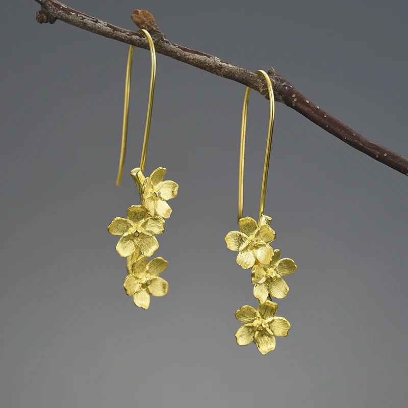 Elegant Forget Me Not Drop Earrings made of 925 sterling silver and 18K gold plating, featuring a beautiful pansy flower design.