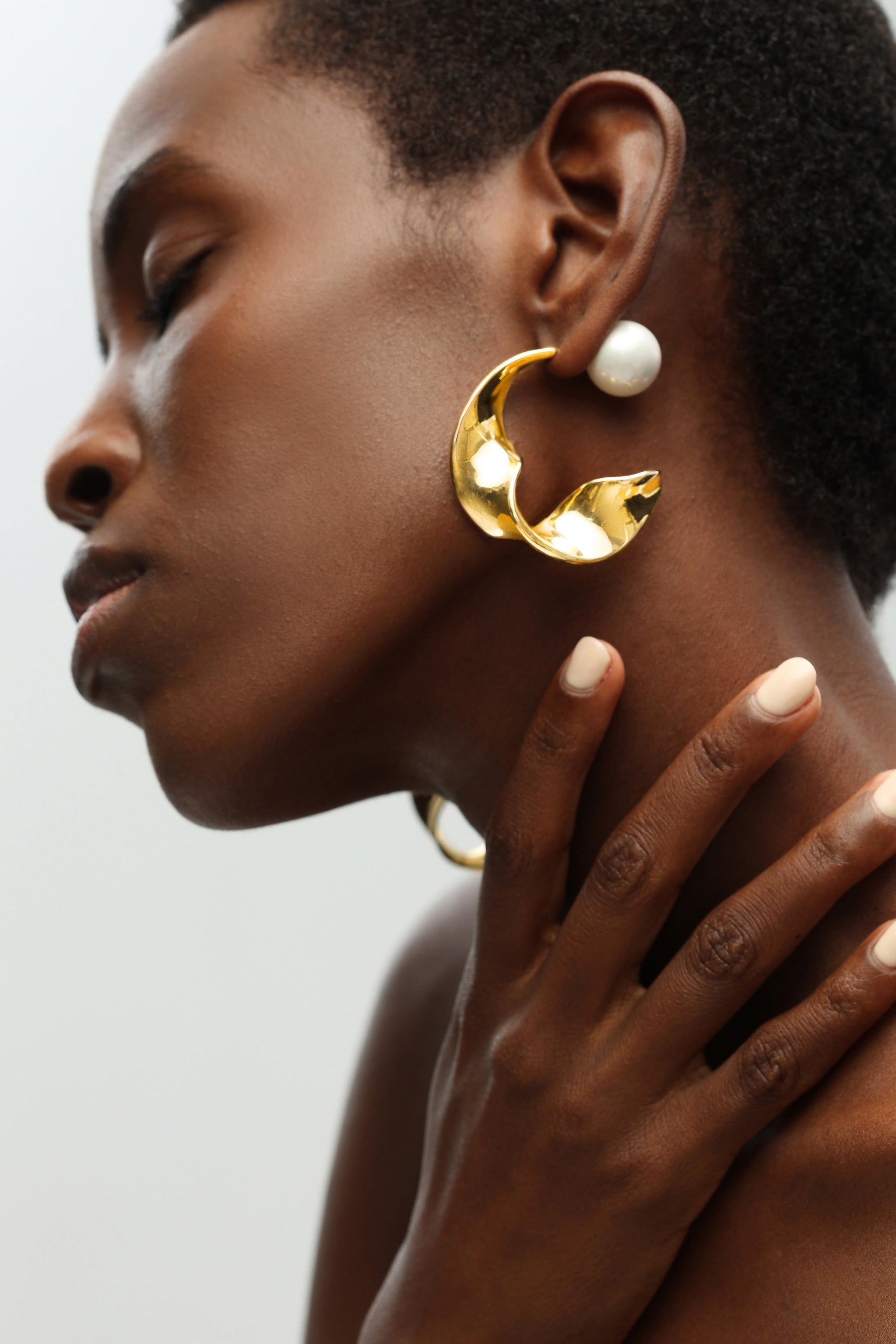 Gold Chunky Wave Hoop Earrings featuring a unique waved design and pearl accents, perfect for any occasion.