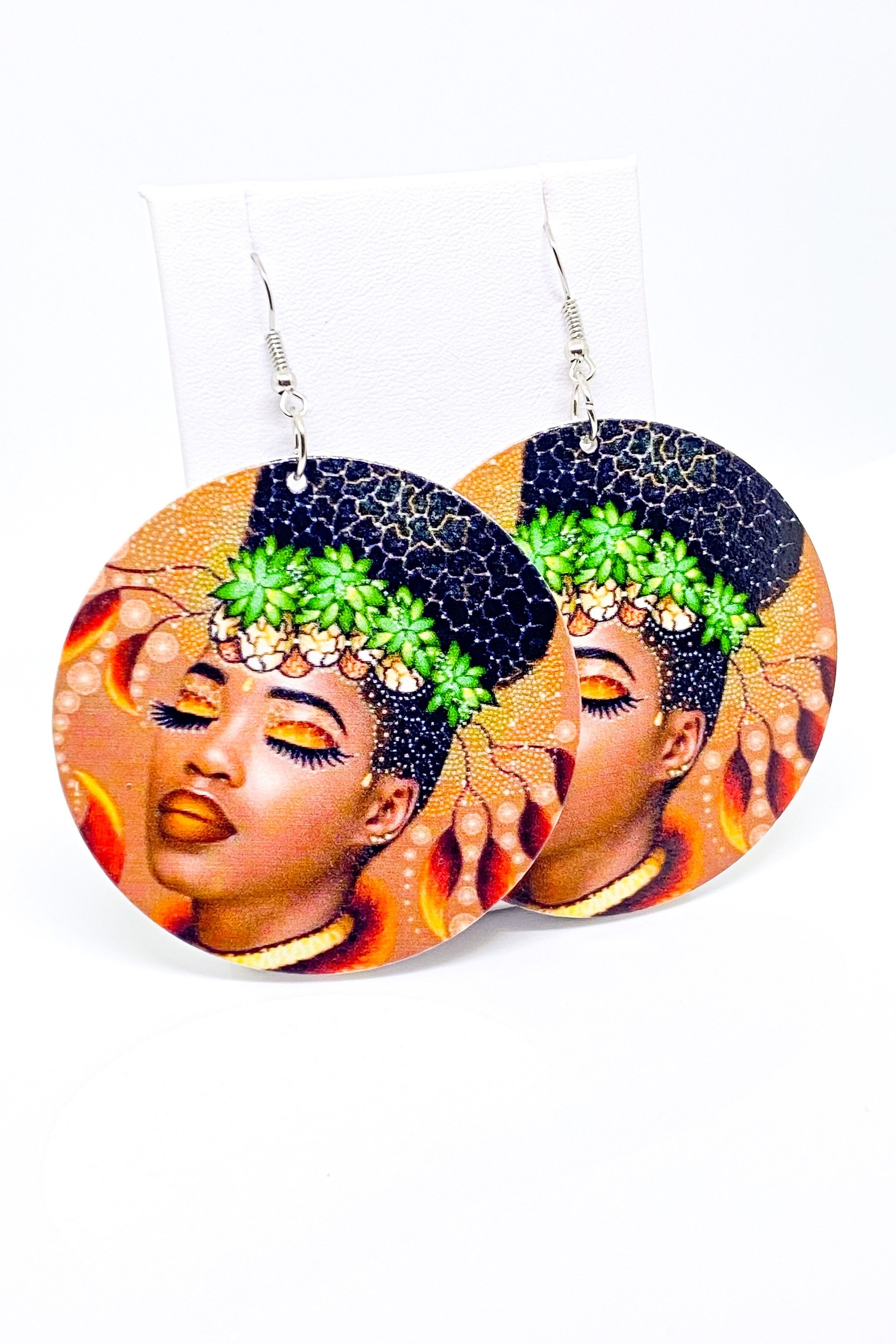 Circular earrings with woman’s portrait