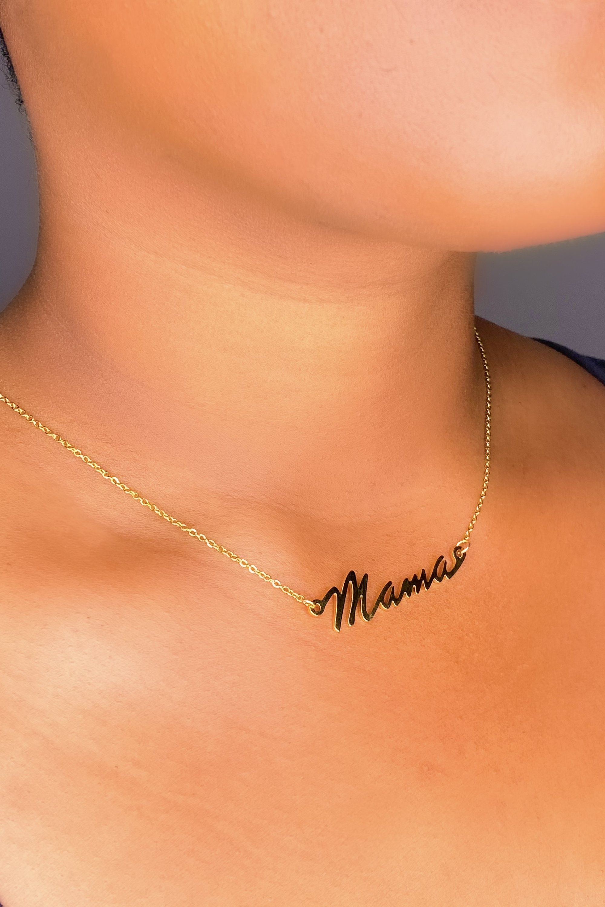 Elegant gold Mama Keepsake Necklace designed for Mother's Day, featuring heartfelt messages of love and crafted from high-quality zinc alloy.