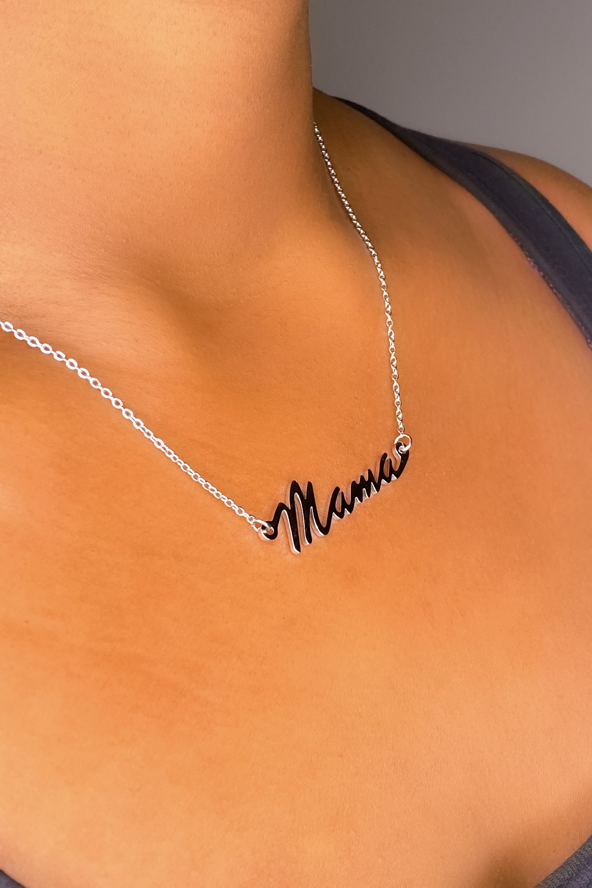 Elegant gold Mama Keepsake Necklace designed for Mother's Day, featuring heartfelt messages of love and crafted from high-quality zinc alloy.