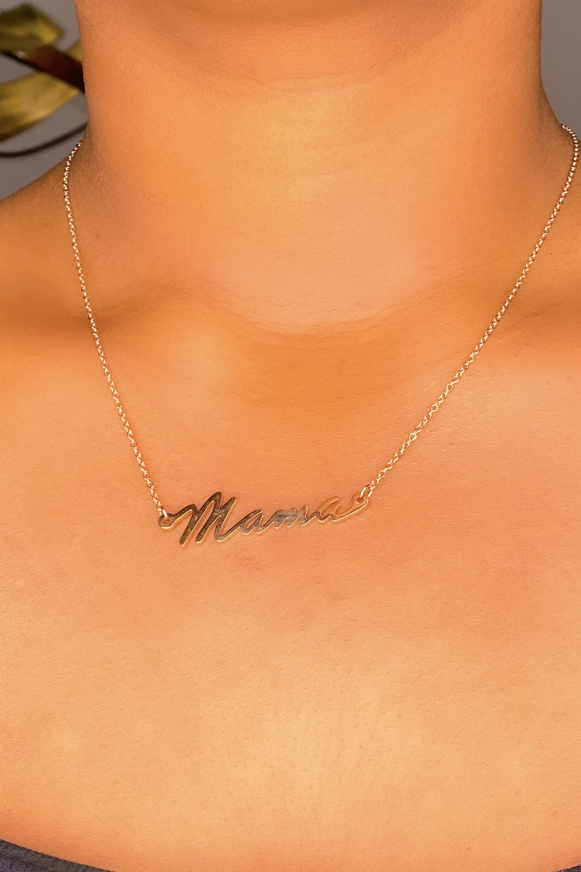 Elegant gold Mama Keepsake Necklace designed for Mother's Day, featuring heartfelt messages of love and crafted from high-quality zinc alloy.