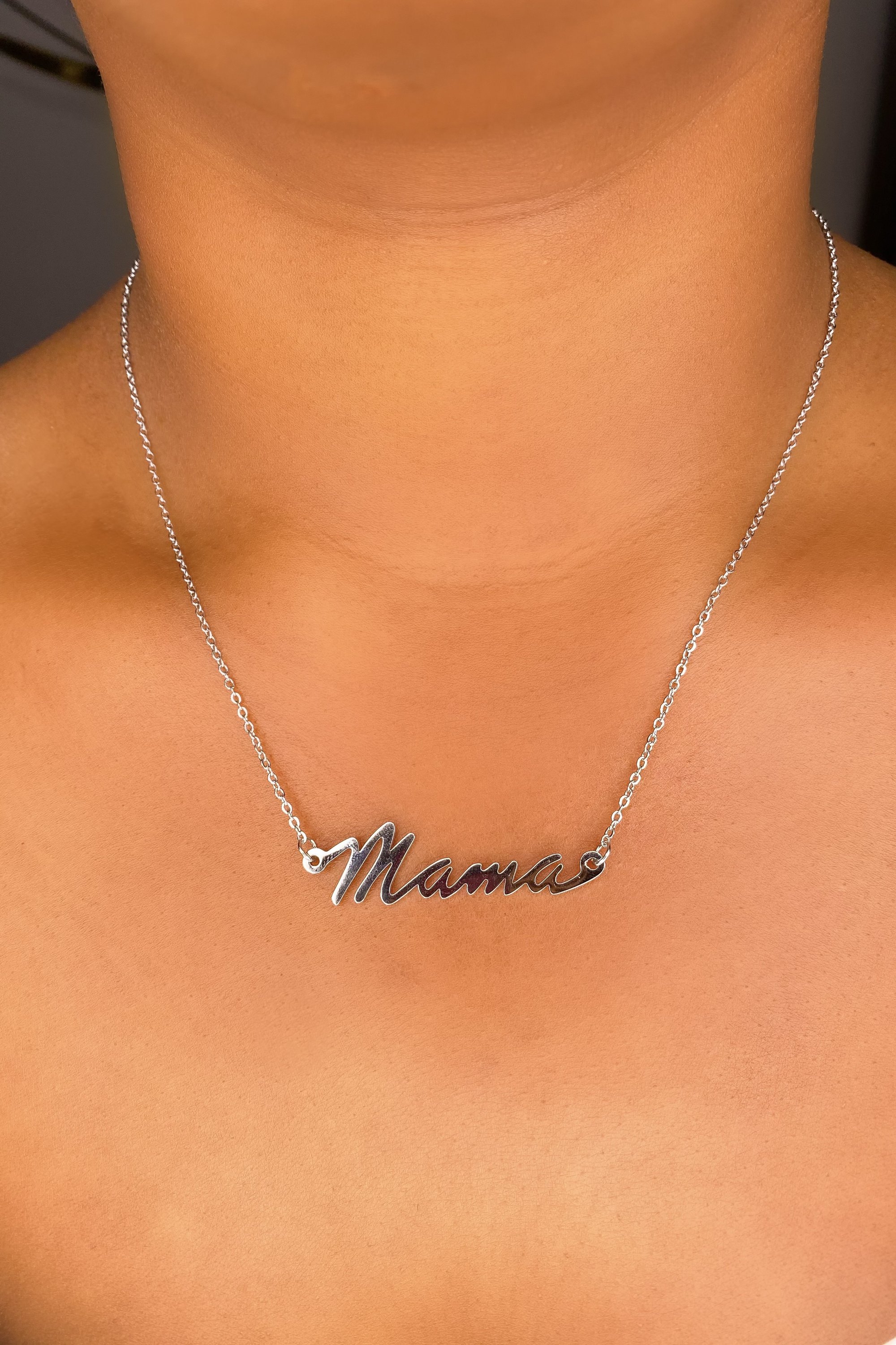 Elegant gold Mama Keepsake Necklace designed for Mother's Day, featuring heartfelt messages of love and crafted from high-quality zinc alloy.