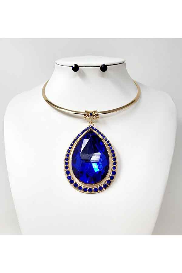 A stylish oversized teardrop stone pendant choker necklace featuring a 3-inch by 2.5-inch pendant, adjustable length, and lobster claw clasp.