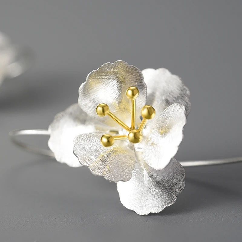 Elegant Pansies Earrings made of 925 sterling silver and 18K gold plating, showcasing a floral design.