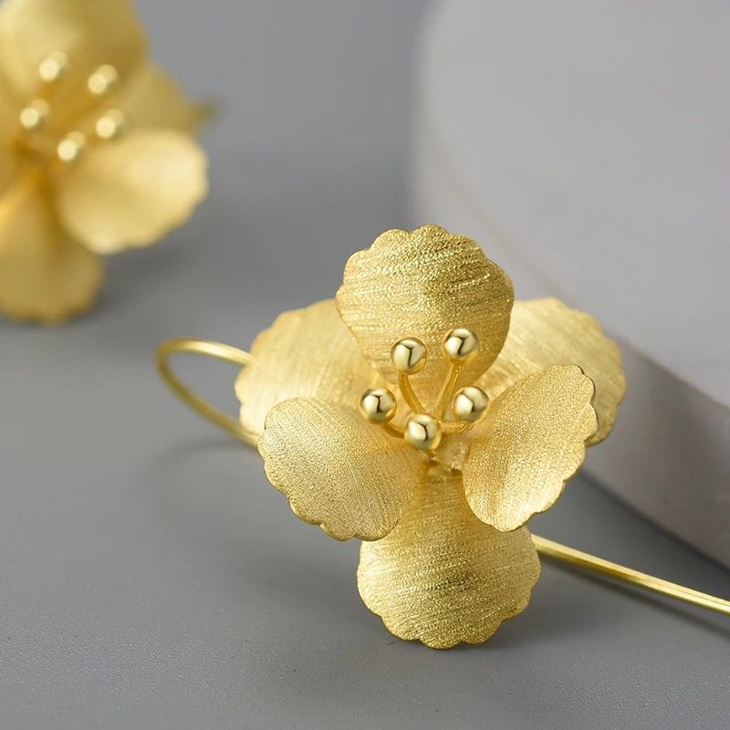 Elegant Pansies Earrings made of 925 sterling silver and 18K gold plating, showcasing a floral design.