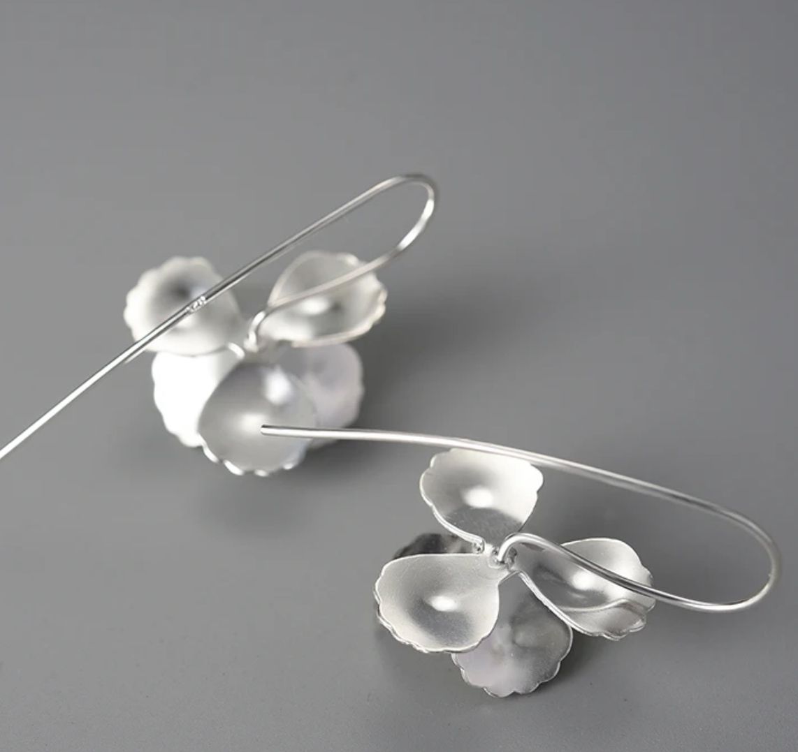 Elegant Pansies Earrings made of 925 sterling silver and 18K gold plating, showcasing a floral design.