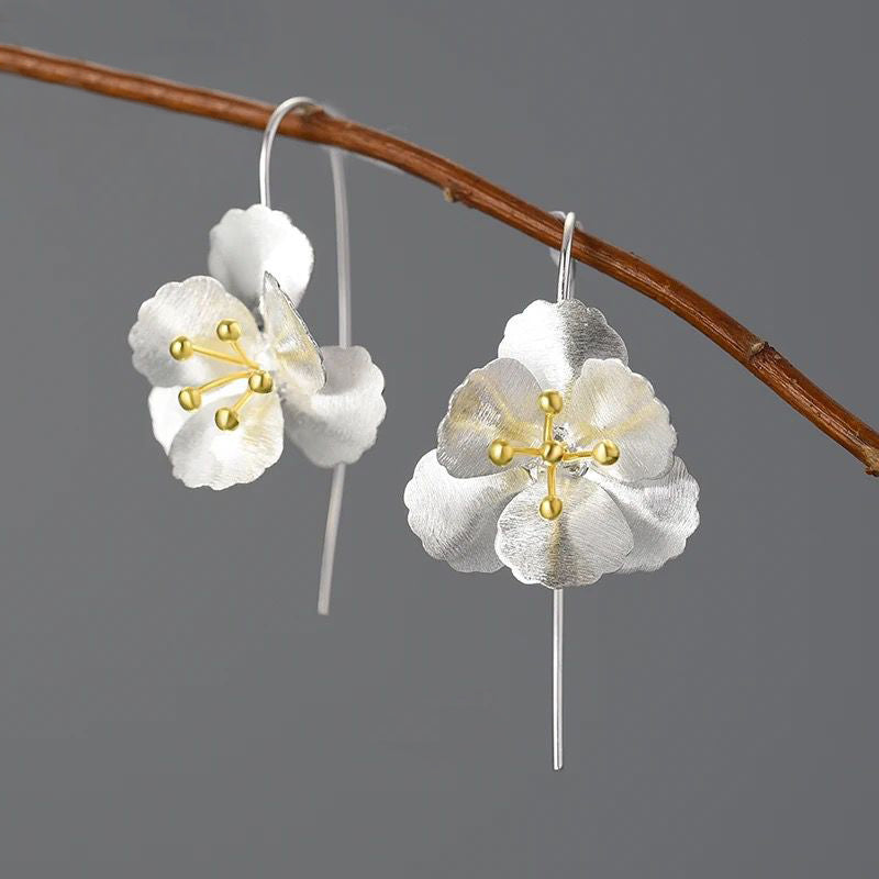 Elegant Pansies Earrings made of 925 sterling silver and 18K gold plating, showcasing a floral design.