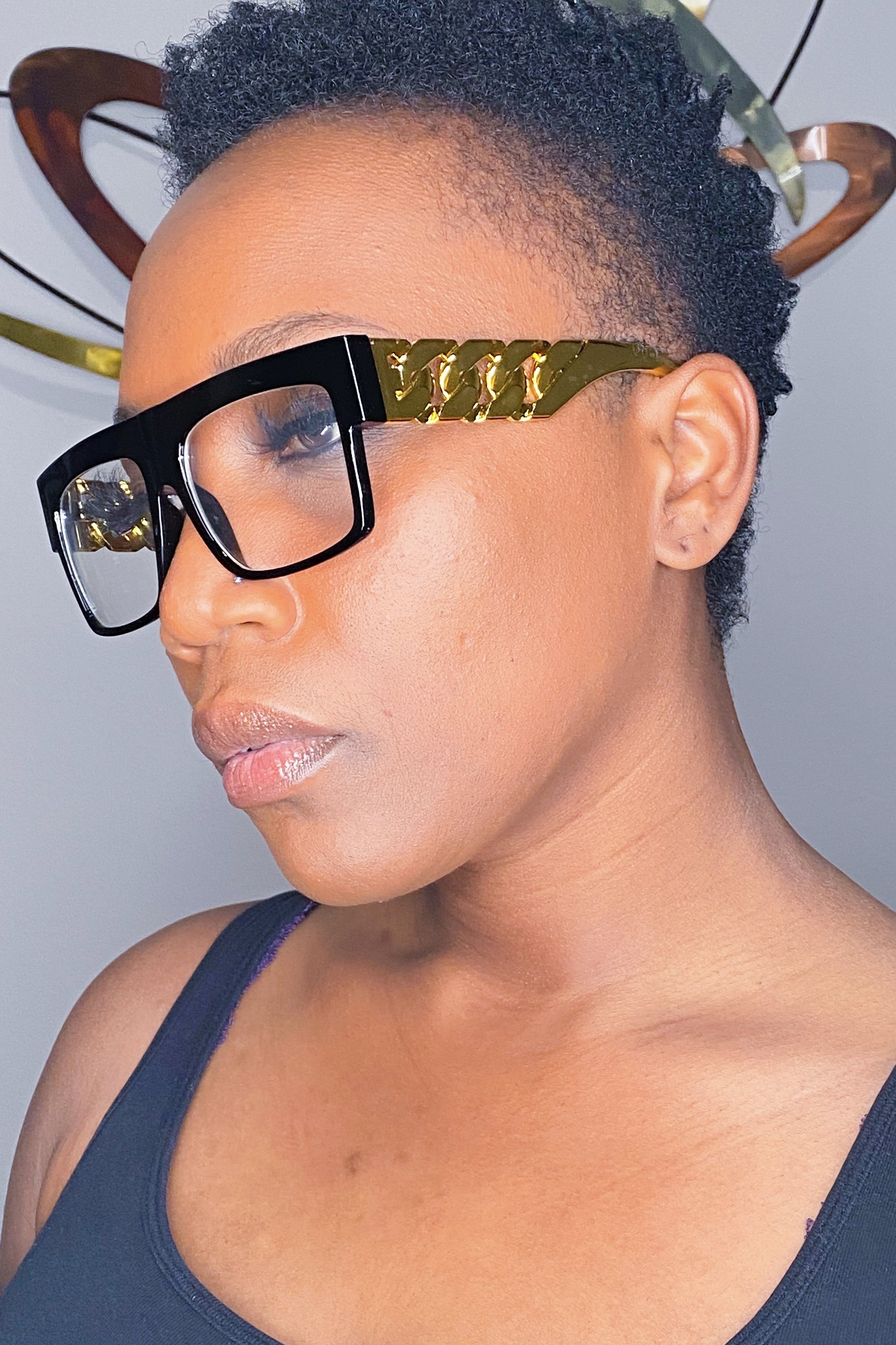 Stylish statement square brim sunglasses in black and gold, made from high-quality plastique, perfect for casual and event wear.