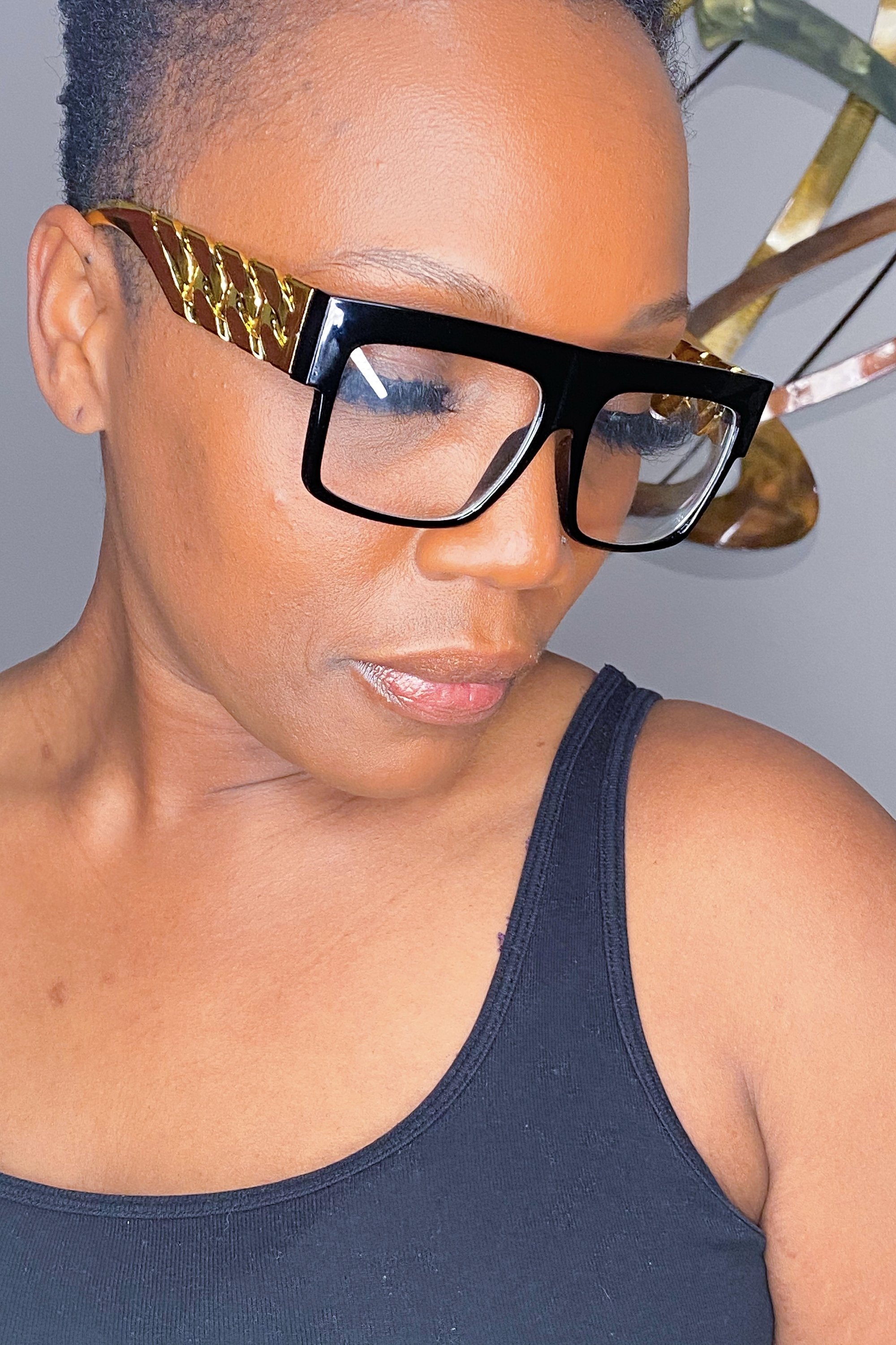 Stylish statement square brim sunglasses in black and gold, made from high-quality plastique, perfect for casual and event wear.