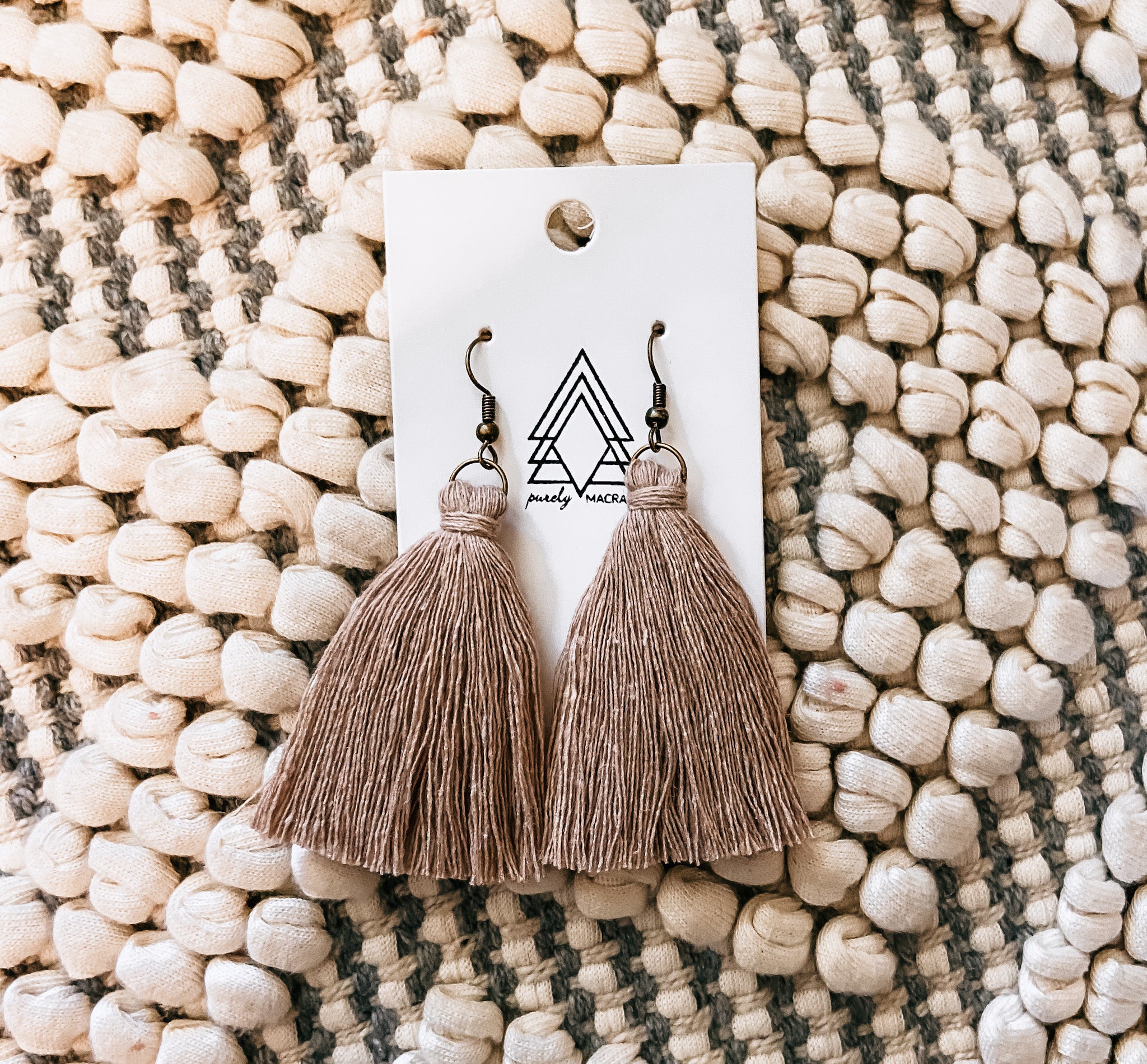 Elegant tan tassel earrings made from macrame cotton, featuring a lightweight and hypoallergenic design.