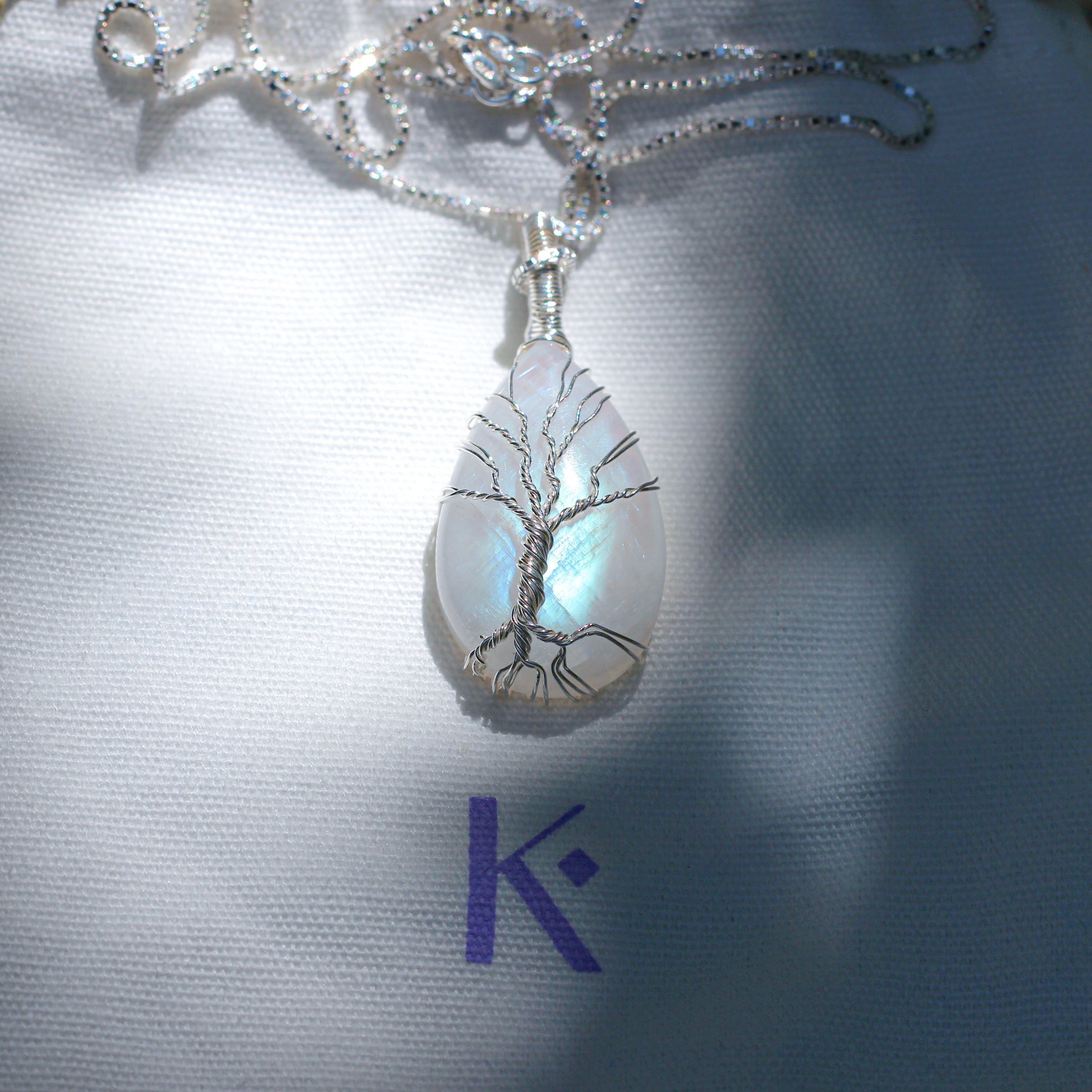 Collier arbre de vie en pierre de lune et argent 925, élégant et symbolique, représentant la connexion entre la Terre et le Ciel.