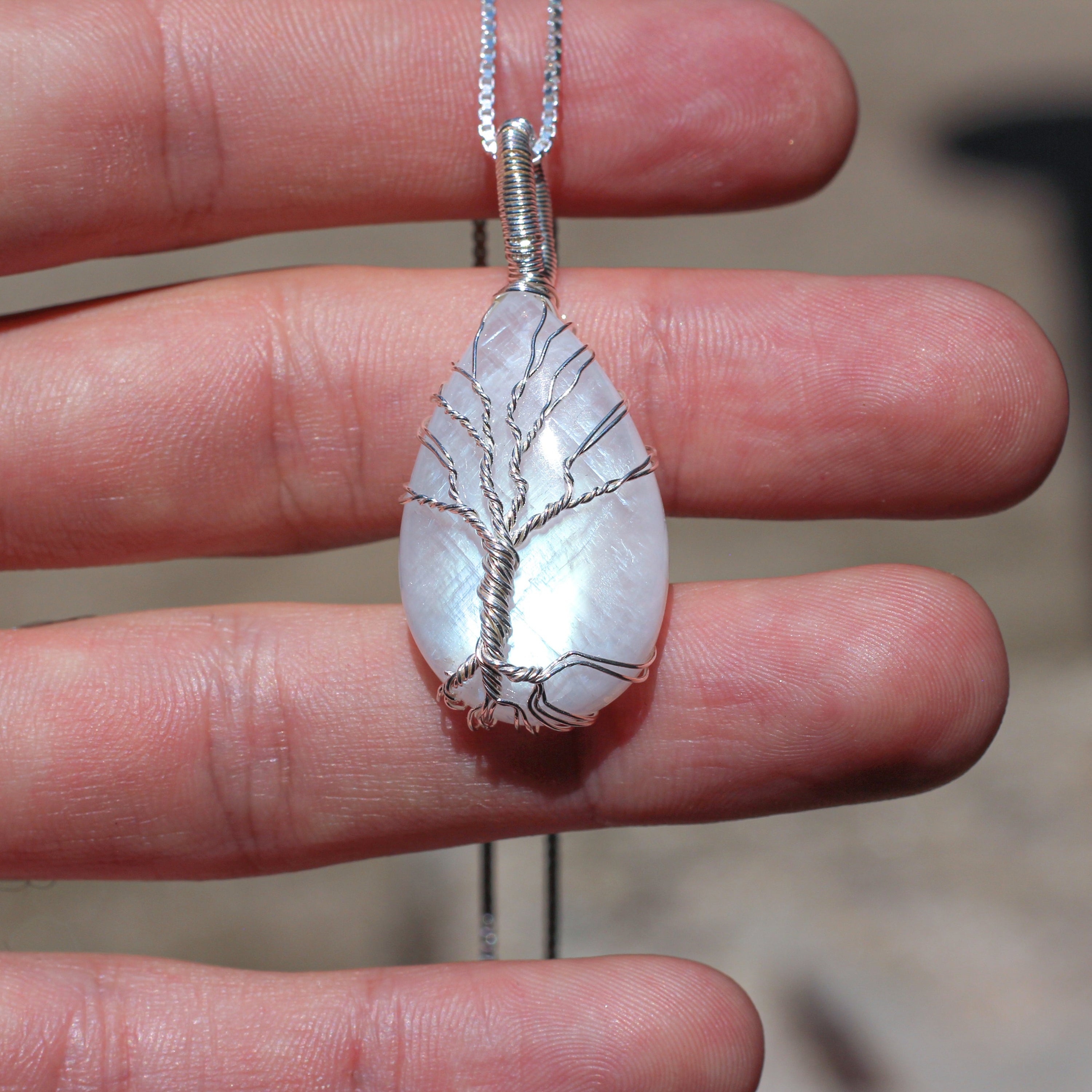 Collier arbre de vie en pierre de lune et argent 925, élégant et symbolique, représentant la connexion entre la Terre et le Ciel.