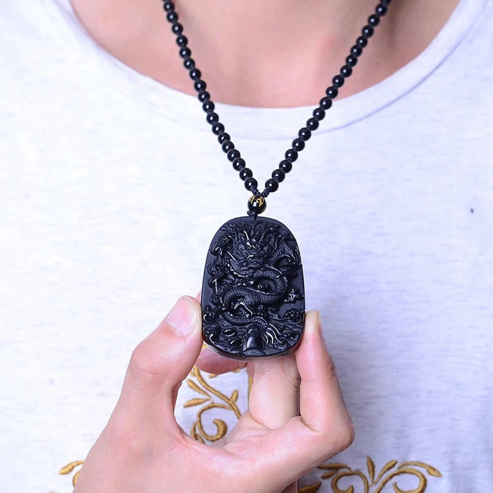 Collier Dragon en Obsidienne Noire avec pendentif dragon, perles noires et cordon ajustable, symbole de protection et de chance.