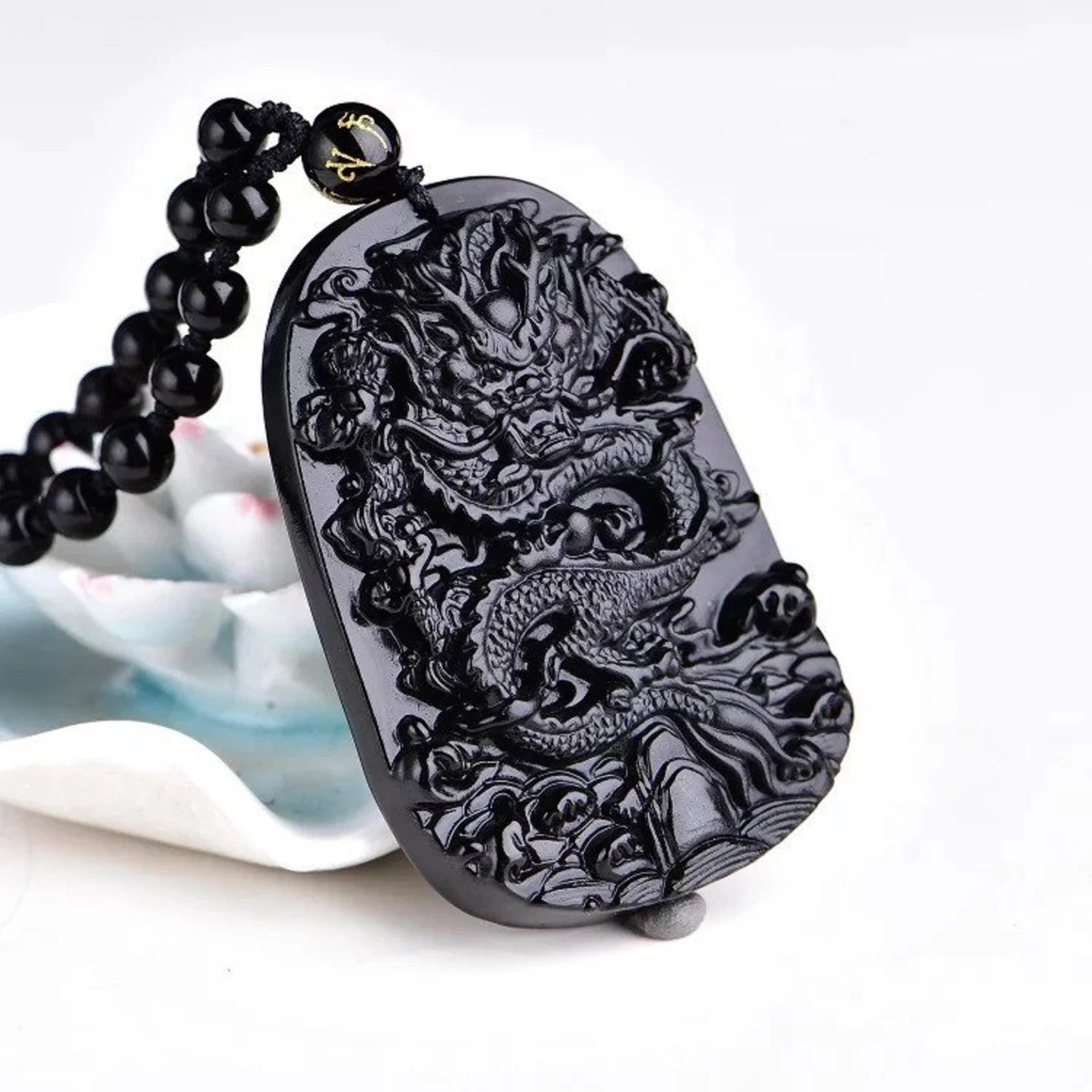 Collier Dragon en Obsidienne Noire avec pendentif dragon, perles noires et cordon ajustable, symbole de protection et de chance.