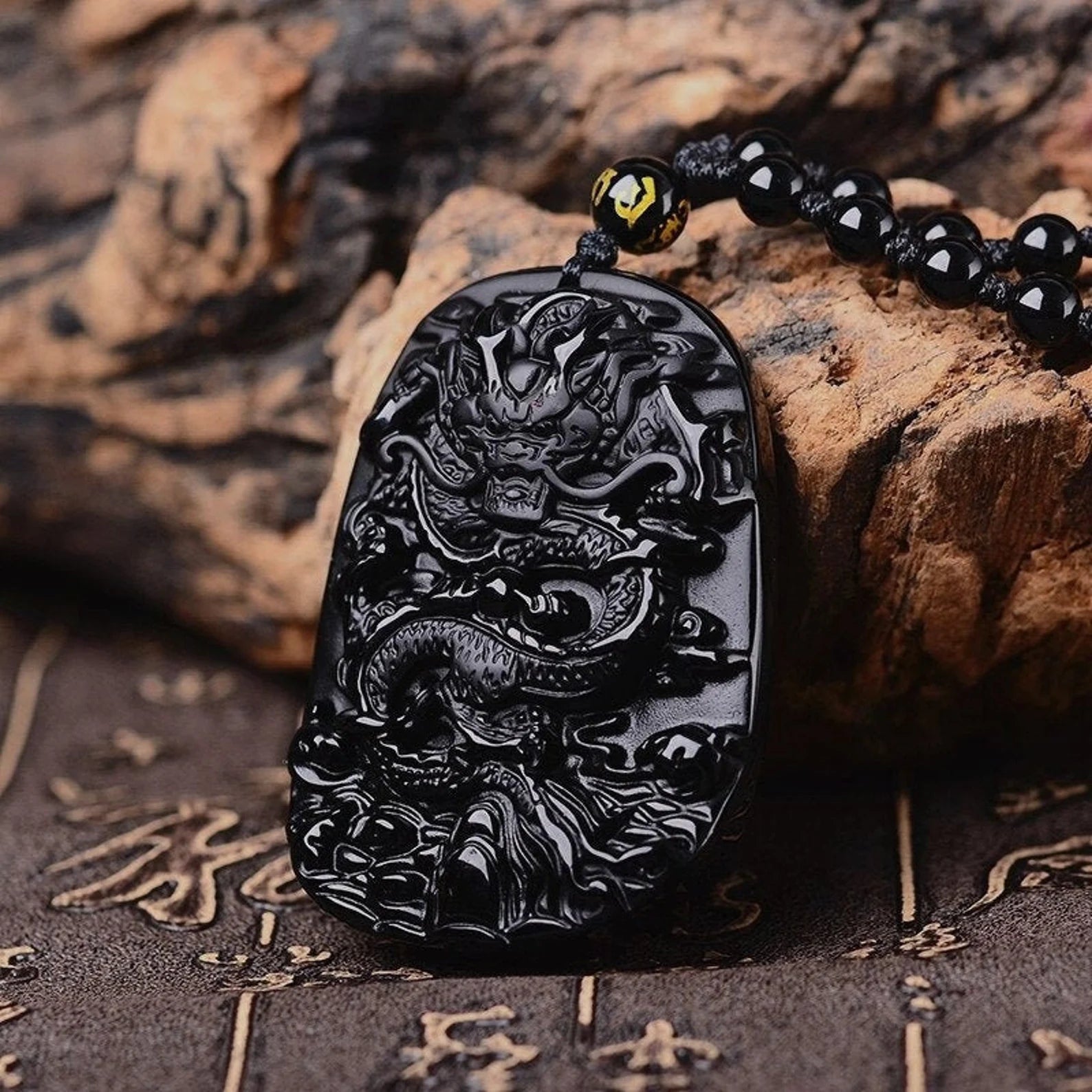 Collier Dragon en Obsidienne Noire avec pendentif dragon, perles noires et cordon ajustable, symbole de protection et de chance.