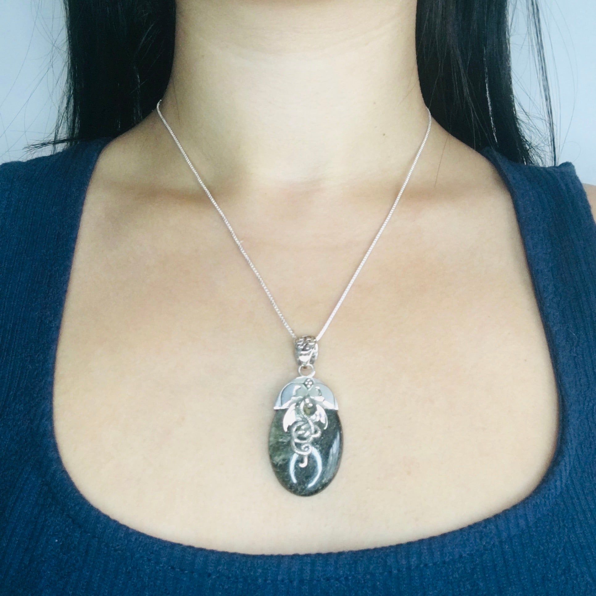 Pendentif dragon en obsidienne noire avec chaîne en argent 925, symbole de courage et de protection.