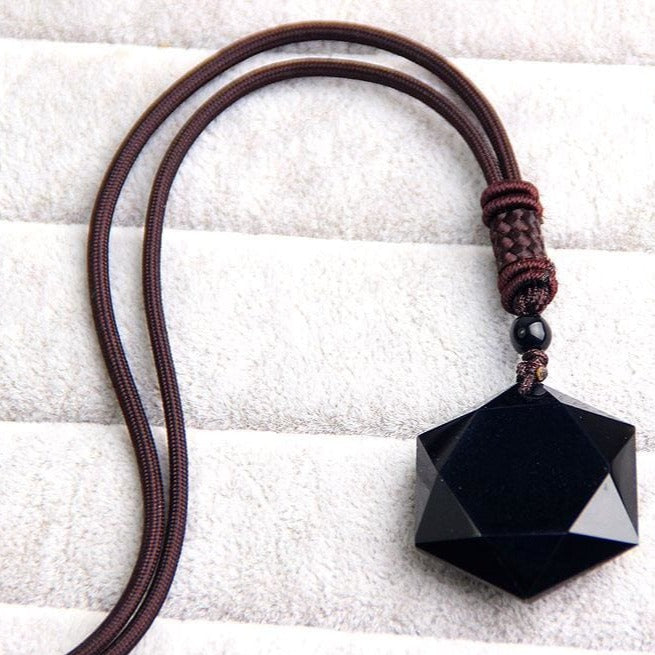 Collier 'Etoile' en Obsidienne Noire avec pendentif Merkaba, cordon ajustable, dimensions 2,6 x 3 x 0,9 cm.