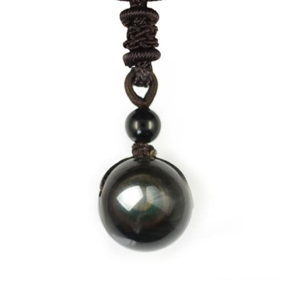 Collier Oeil Céleste en obsidienne arc-en-ciel, mettant en valeur ses couleurs uniques et son design élégant.