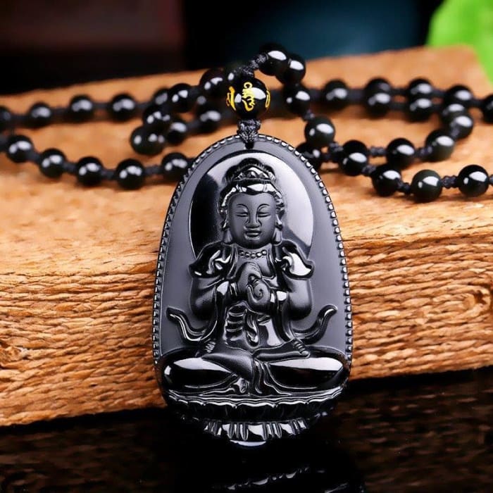 Collier et pendentif Bouddha 'Vitalité' en obsidienne noire, avec perles noires et pendentif poli à la main.