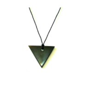 Pendentif triangle en shungite, symbole de vitalité et sécurité intérieure, avec une finition lisse et des dimensions de 3,5 x 3,5 x 0,3 cm.