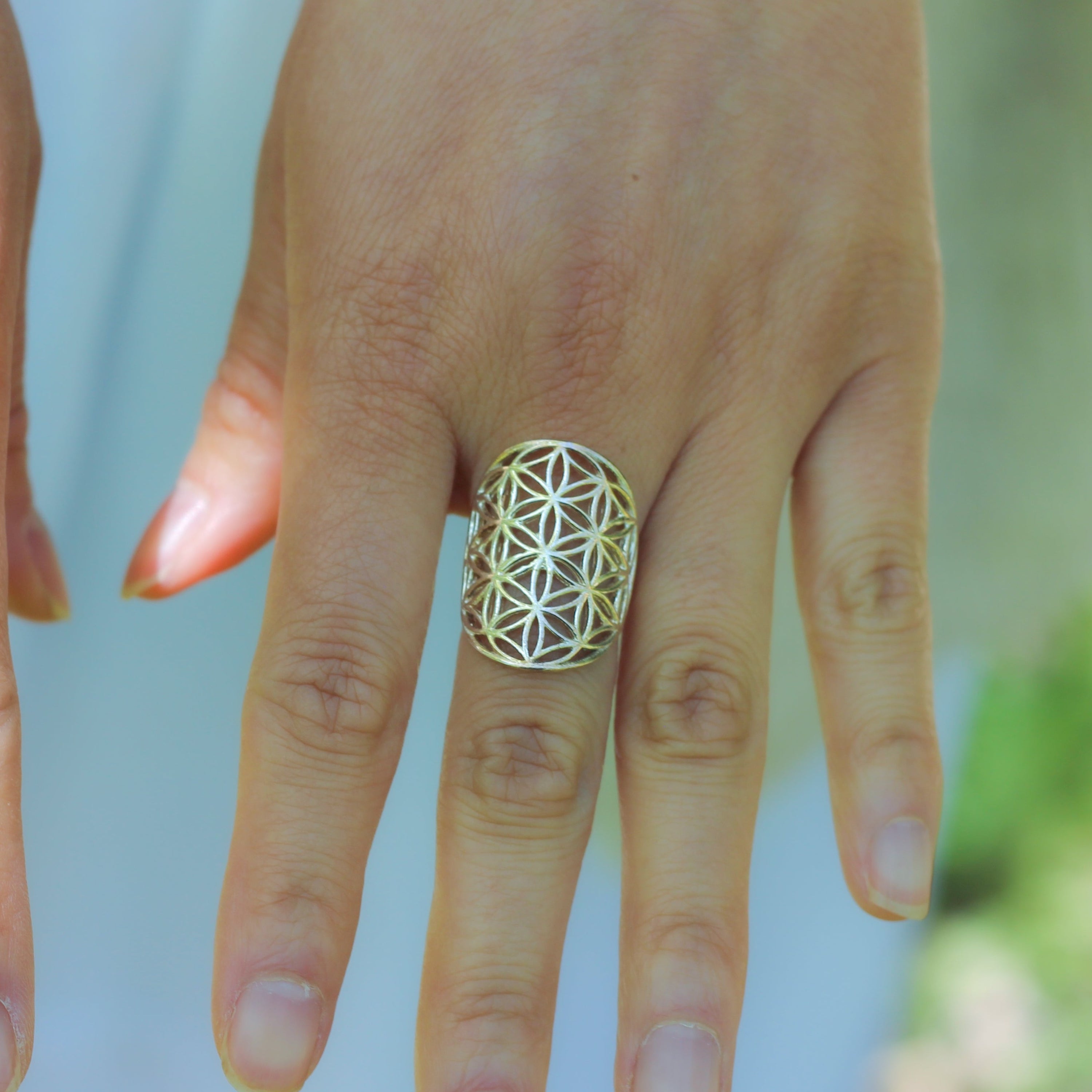 Bague 'Fleur de Vie' en Argent 925 ou Plaqué Or, ornée d'un motif géométrique symbolique, représentant l'harmonie et la régénération.