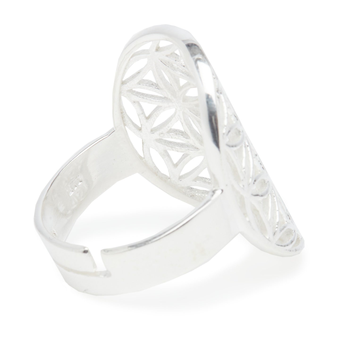 Bague 'Fleur de Vie' en Argent 925 ou Plaqué Or, ornée d'un motif géométrique symbolique, représentant l'harmonie et la régénération.