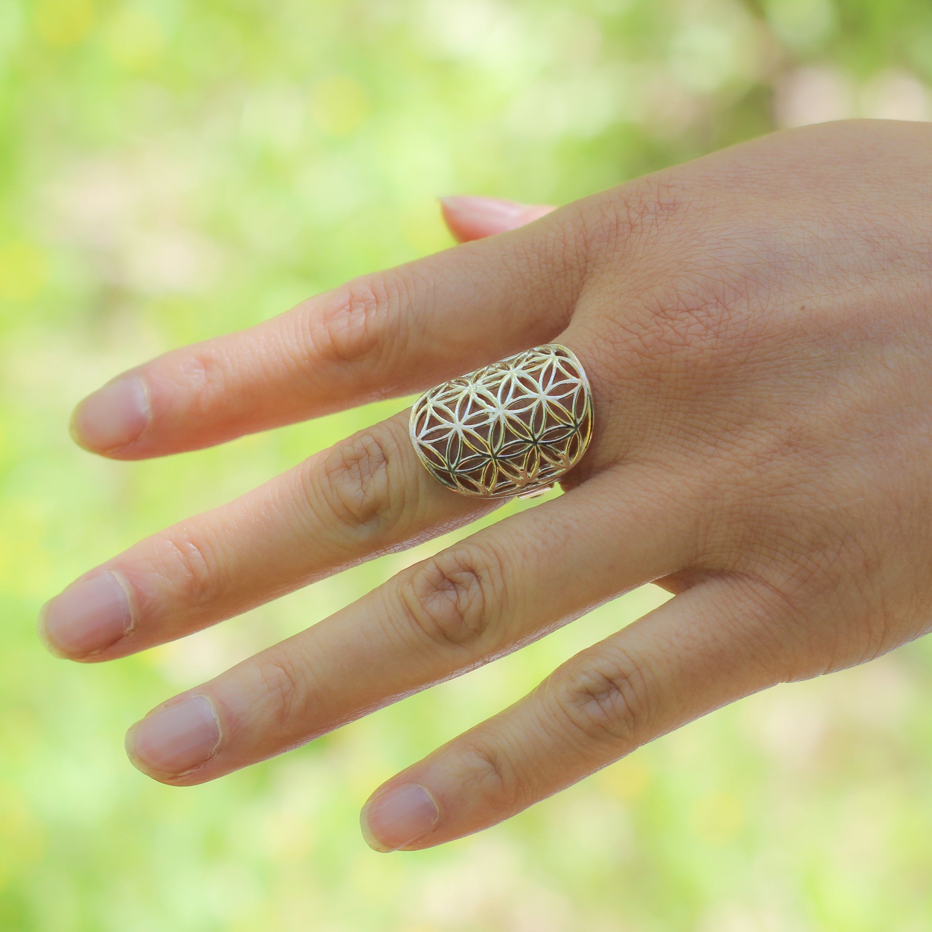 Bague 'Fleur de Vie' en Argent 925 ou Plaqué Or, ornée d'un motif géométrique symbolique, représentant l'harmonie et la régénération.