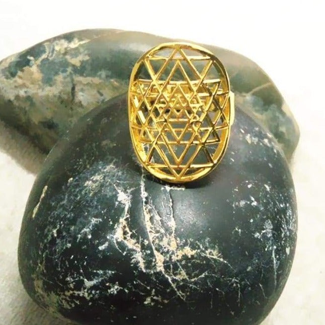 Bague Sri Yantra en Argent 925 ou Or Jaune, symbole de richesse et d'abondance, avec un design ajustable et géométrie sacrée.