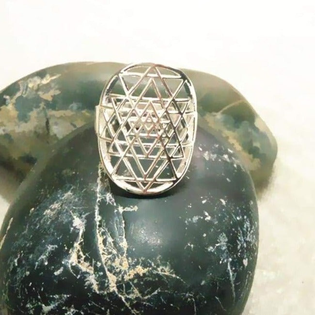 Bague Sri Yantra en Argent 925 ou Or Jaune, symbole de richesse et d'abondance, avec un design ajustable et géométrie sacrée.