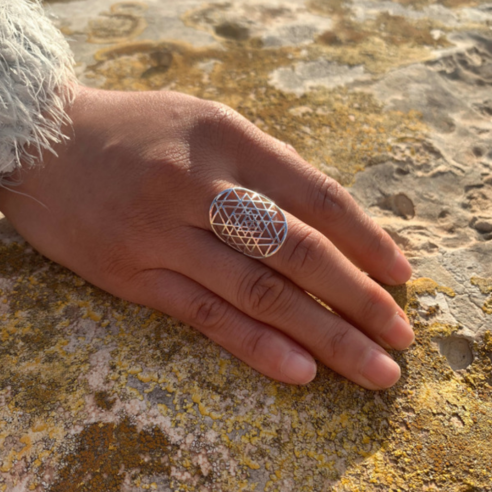 Bague Sri Yantra en Argent 925 ou Or Jaune, symbole de richesse et d'abondance, avec un design ajustable et géométrie sacrée.