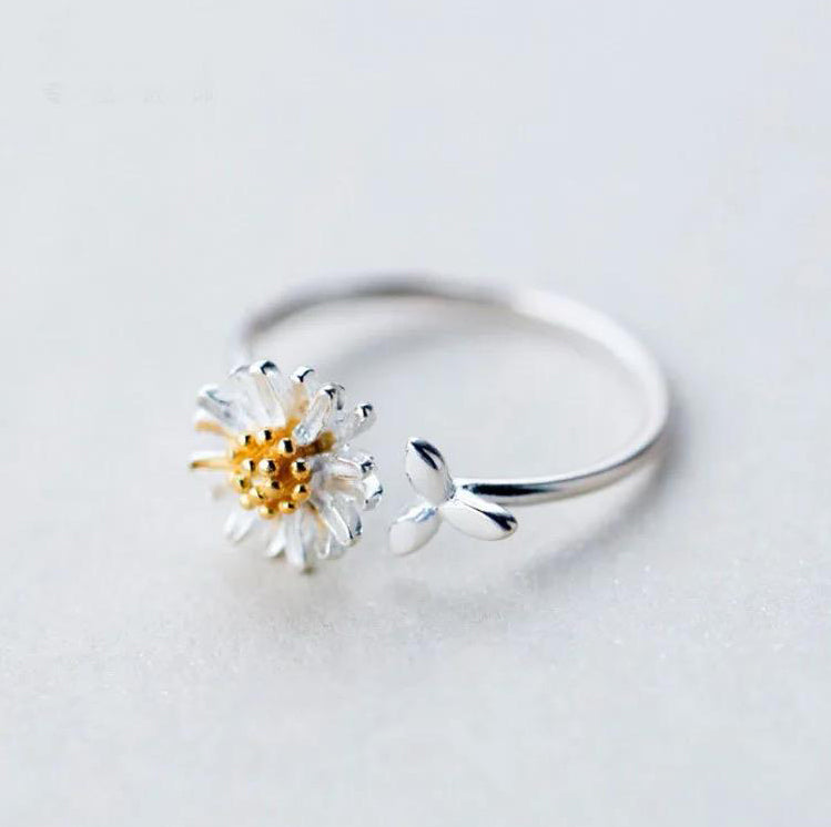 Daisy Ring featuring Forget me not flowers, crafted from 925 silver with 18K gold plating, adjustable design for a perfect fit.