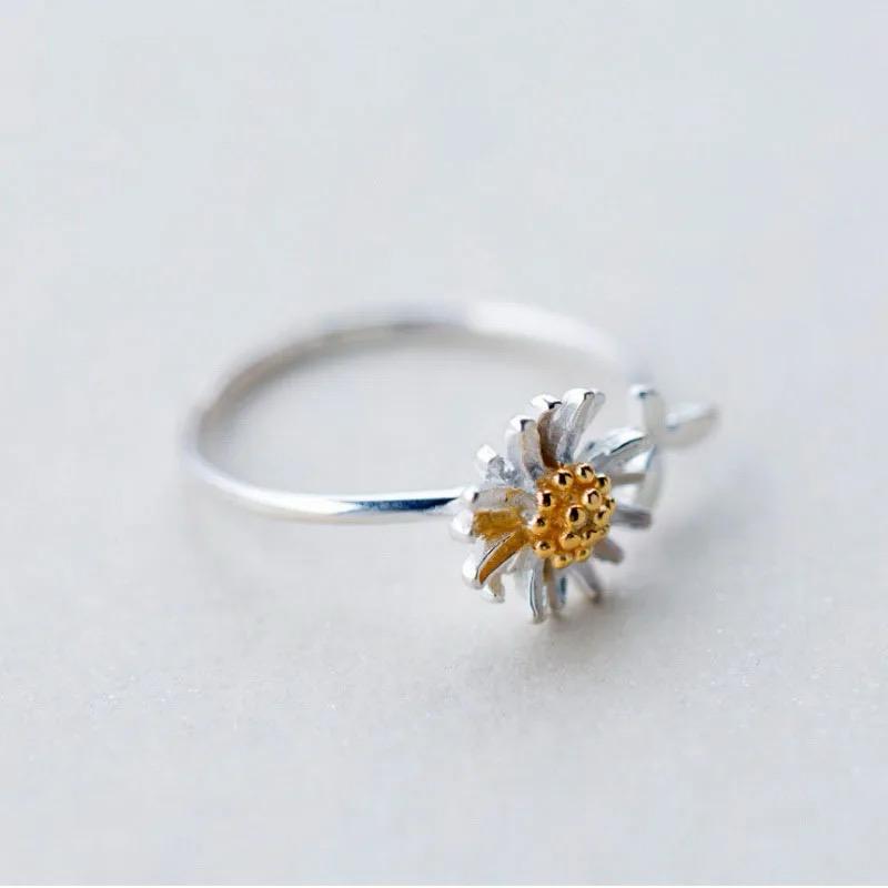 Daisy Ring featuring Forget me not flowers, crafted from 925 silver with 18K gold plating, adjustable design for a perfect fit.