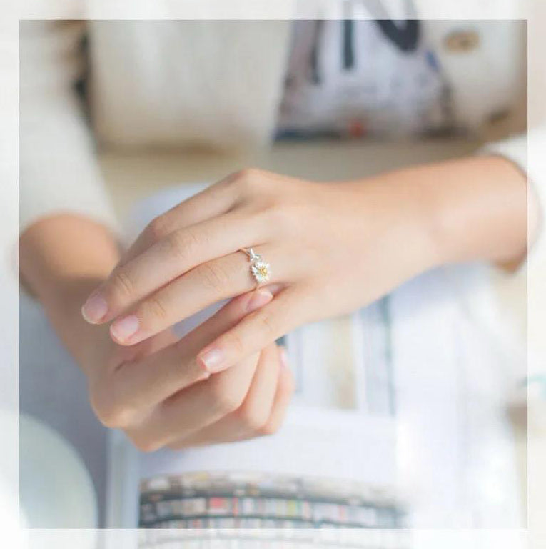 Daisy Ring featuring Forget me not flowers, crafted from 925 silver with 18K gold plating, adjustable design for a perfect fit.