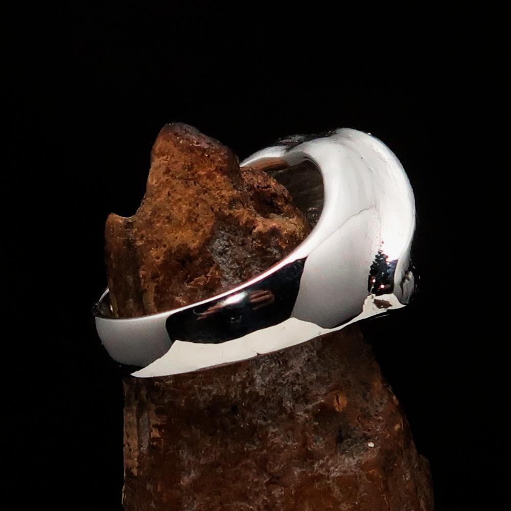 A beautifully crafted sterling silver Lady's Love Ring featuring a hot lips design with a mirror-polished finish, showcasing its elegant and unique style.