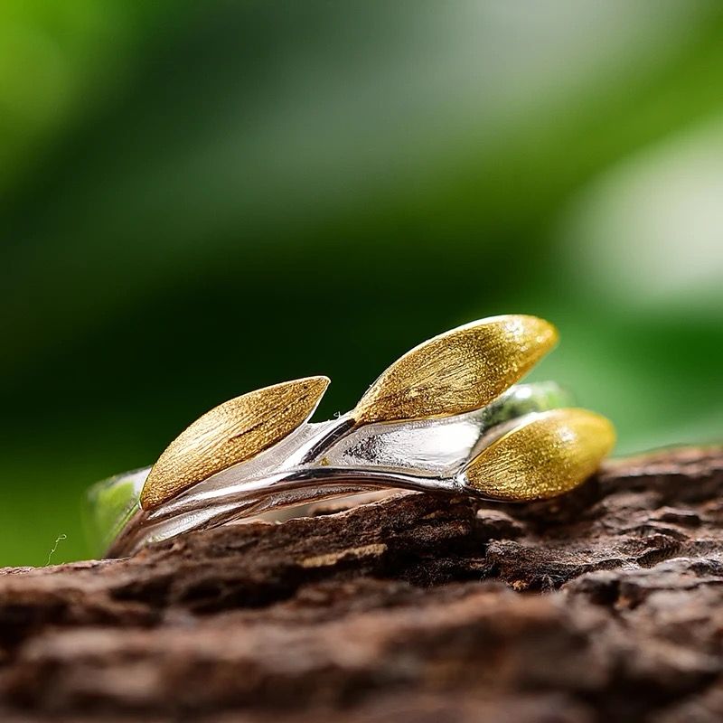 A beautiful 925 silver Leaf Ring featuring delicate pearls and shimmering zircon gemstones, showcasing intricate floral motifs.