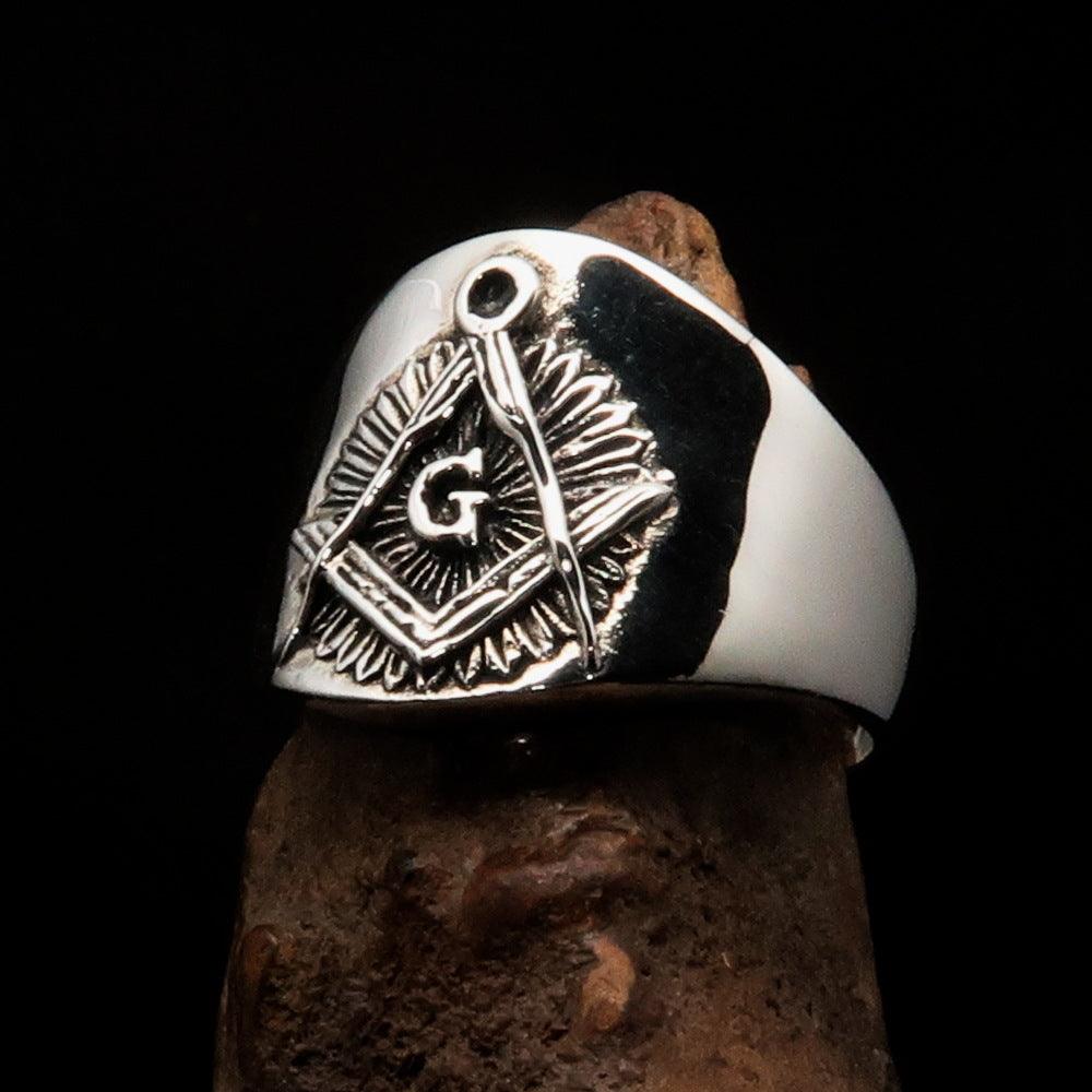 Men's ancient square compasses Masonic ring made of solid sterling silver with a polished and antiqued finish, featuring the Masonic emblem.