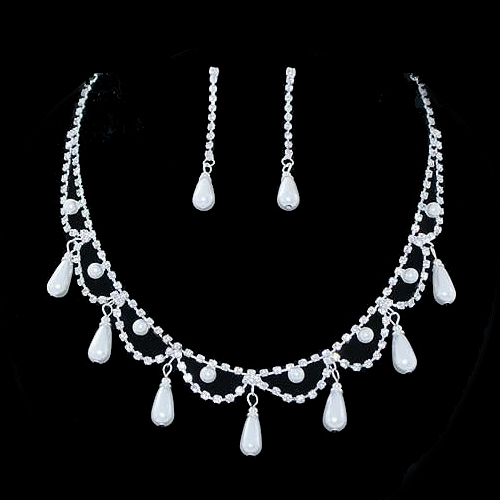 Bridal Wedding Jewelry Set featuring crystal rhinestones and pearls, including a 15-inch necklace with extension and 1.5-inch dangle earrings.