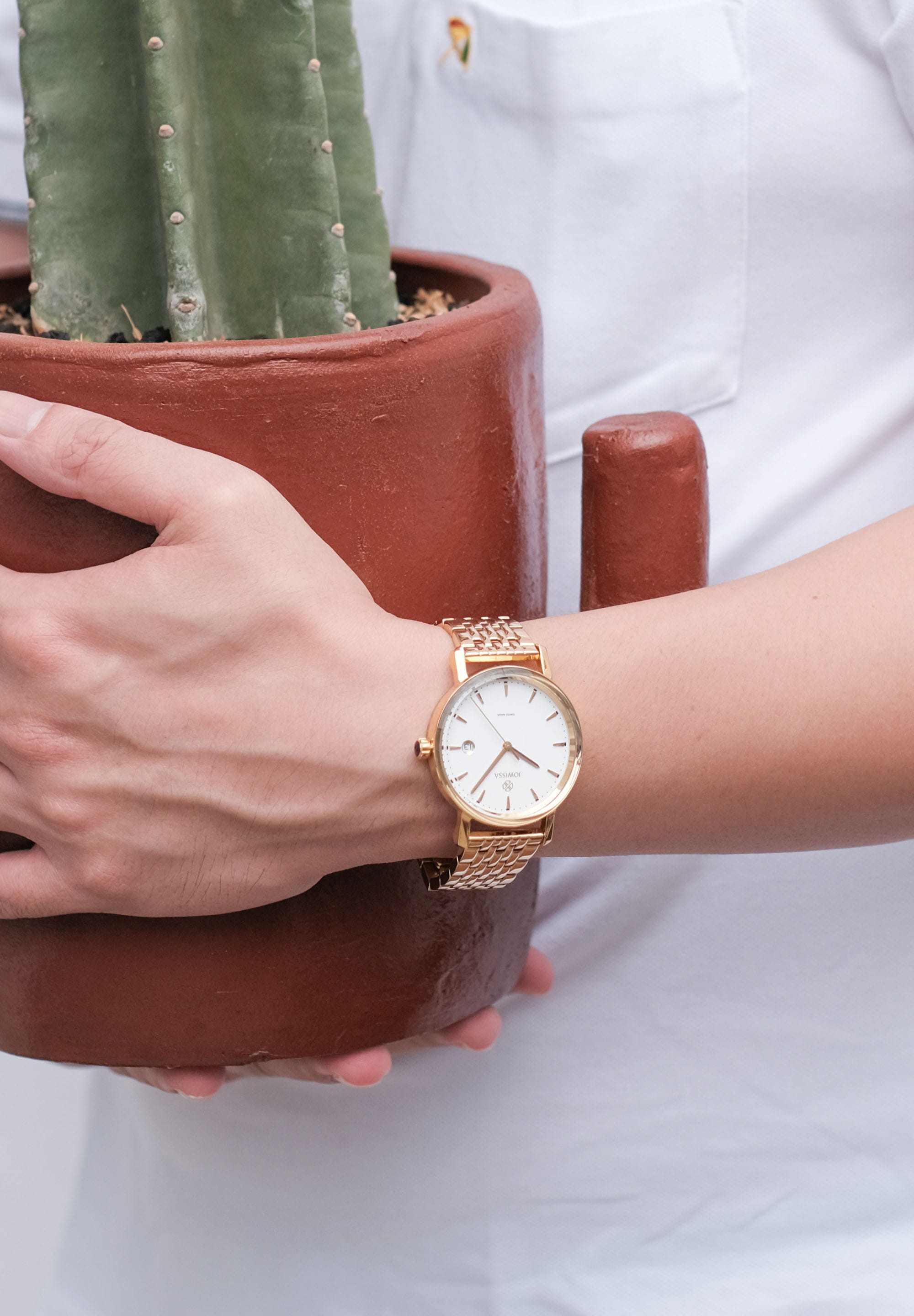 Magno Swiss Men's Watch J4.546.L featuring a gold bracelet and white dial with gold hands and indexes.