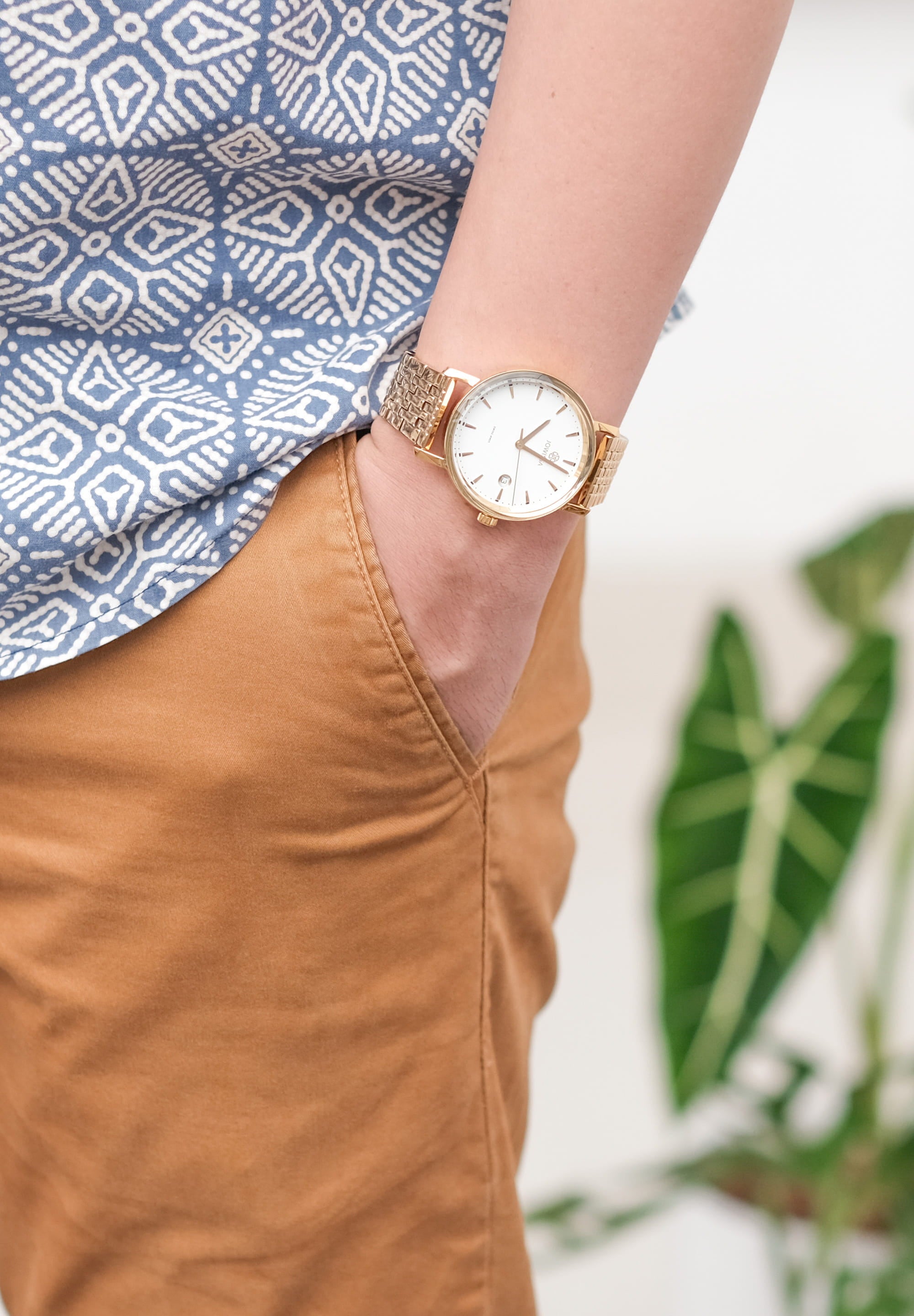 Magno Swiss Men's Watch J4.546.L featuring a gold bracelet and white dial with gold hands and indexes.