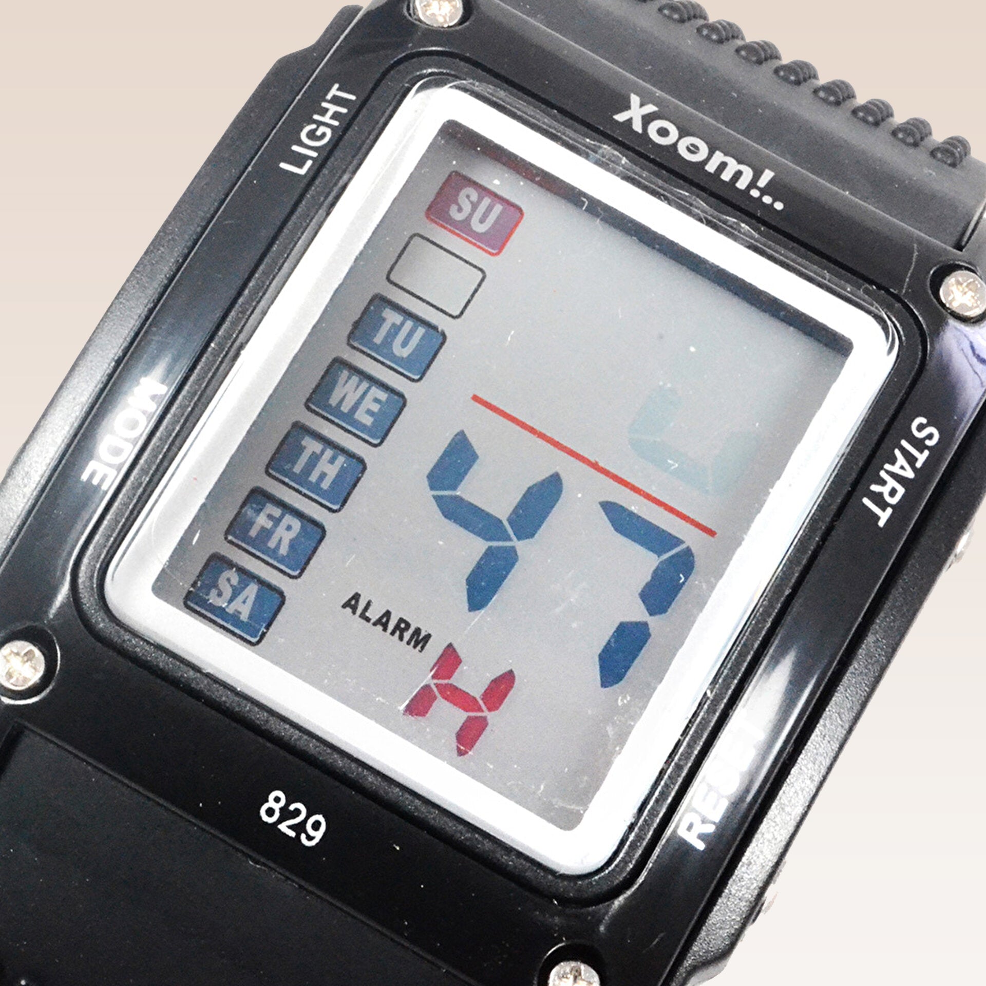 Xoom 8290101 digitale Armbanduhr mit modernem Design, wasserdichtem Gehäuse und klarer digitaler Anzeige.