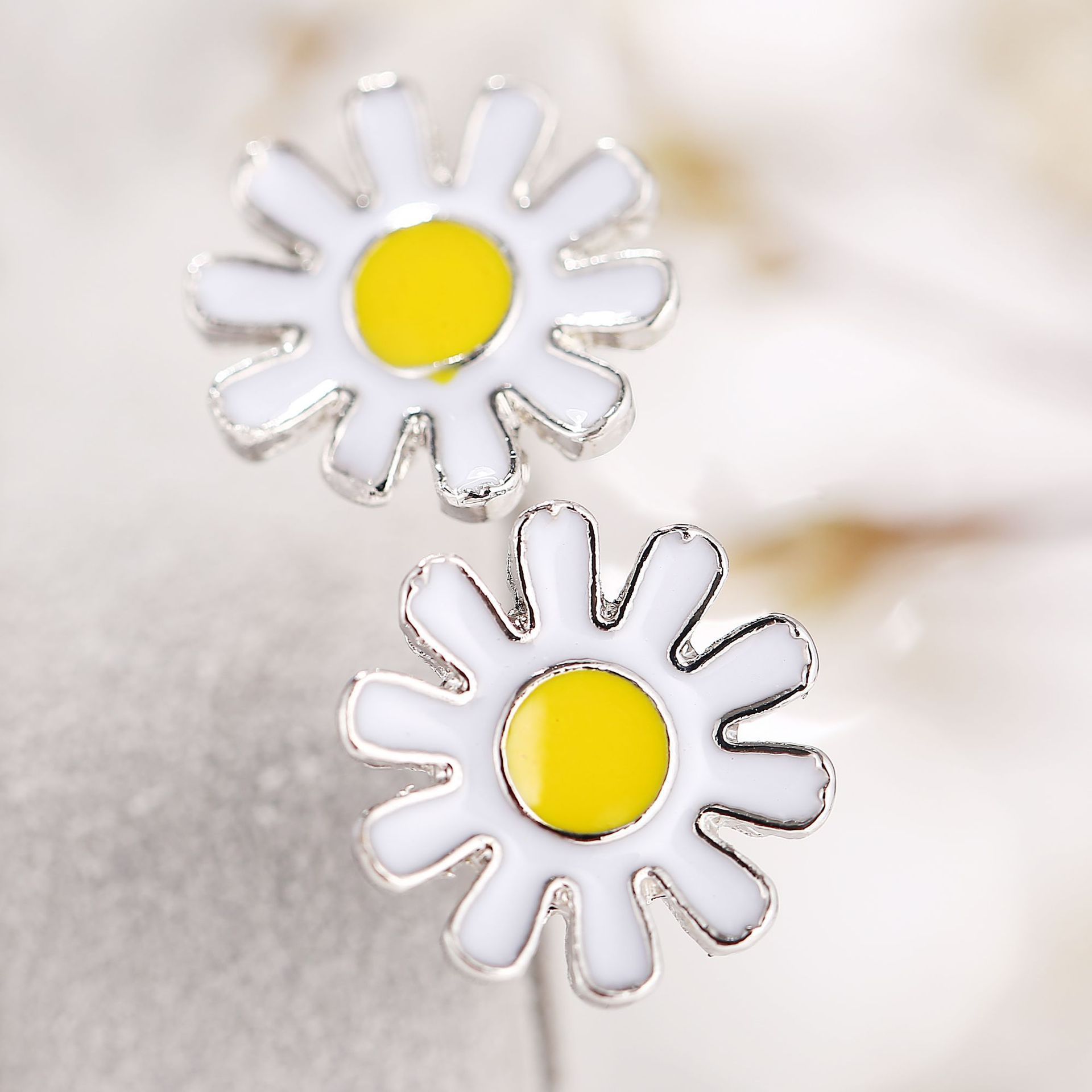 3 Piece Daisy Flower Jewelry Set in 18K white gold, featuring a necklace, earrings, and bracelet with intricate floral designs.