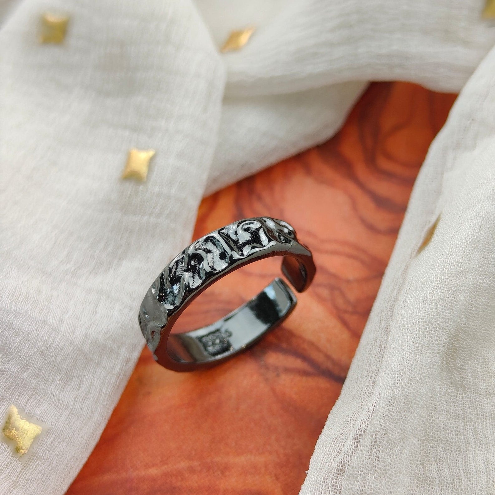 925 Silver Adjustable Hammered Foil Boho Midi Tribal Band Toe Ring showcasing its elegant design and adjustable cuff.