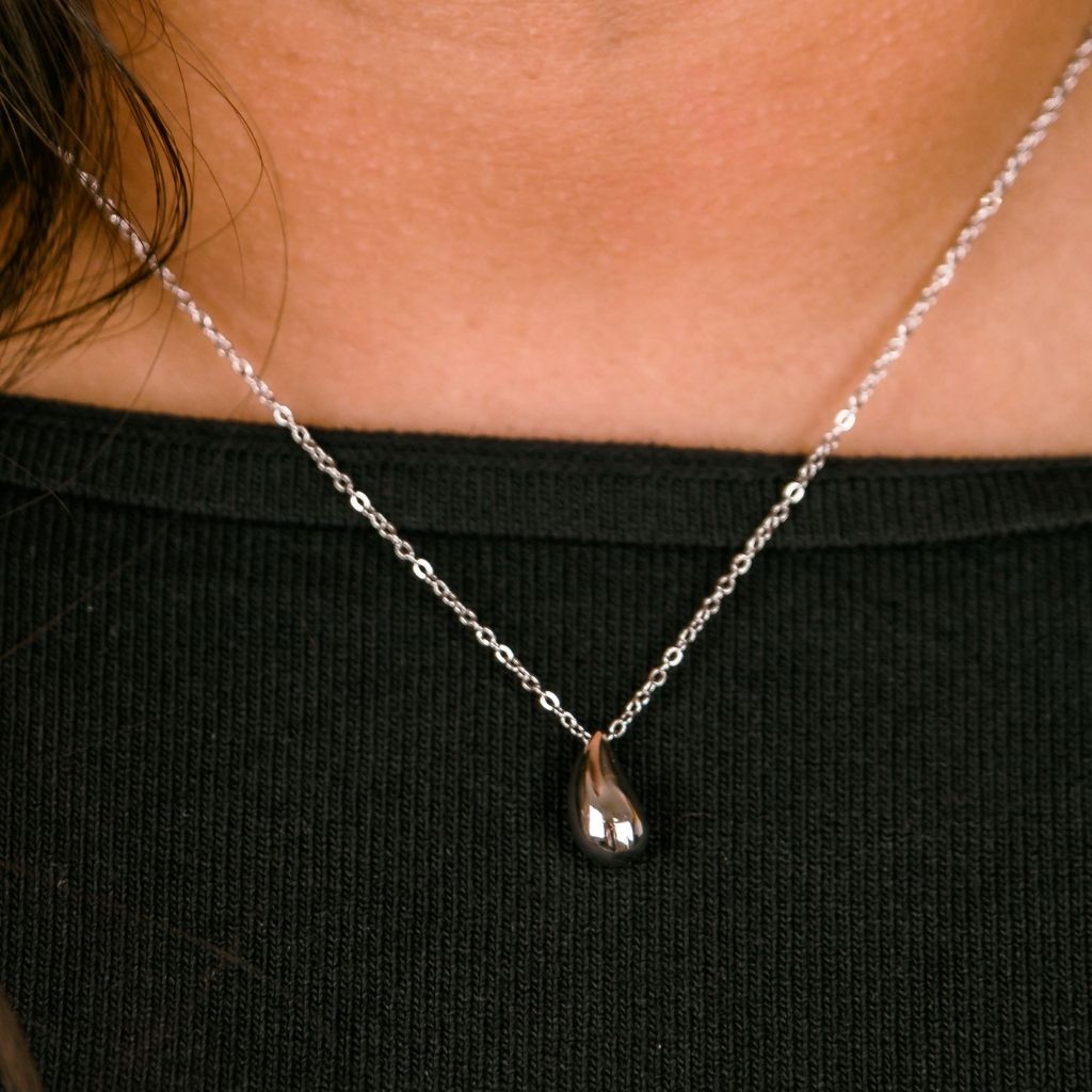 A delicate 925 silver small teardrop necklace featuring a slim elegant droplet pendant, showcasing its shiny finish and adjustable length.