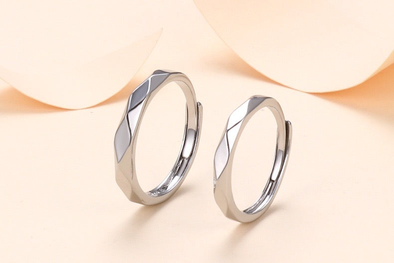 Adjustable couple open rings with hill edges design, crafted from alloy, showcasing a unique and meaningful symbol of love.