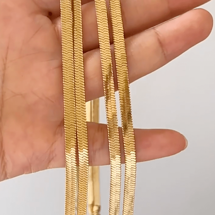 Agapi 3mm Snake Necklace Chain in rich gold, showcasing its elegant design and adjustable length.