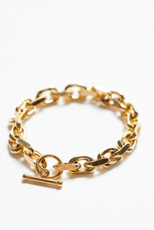 Alexis Toggle Bracelet featuring a sophisticated toggle chain design, 18k gold plating, and a water-resistant finish.