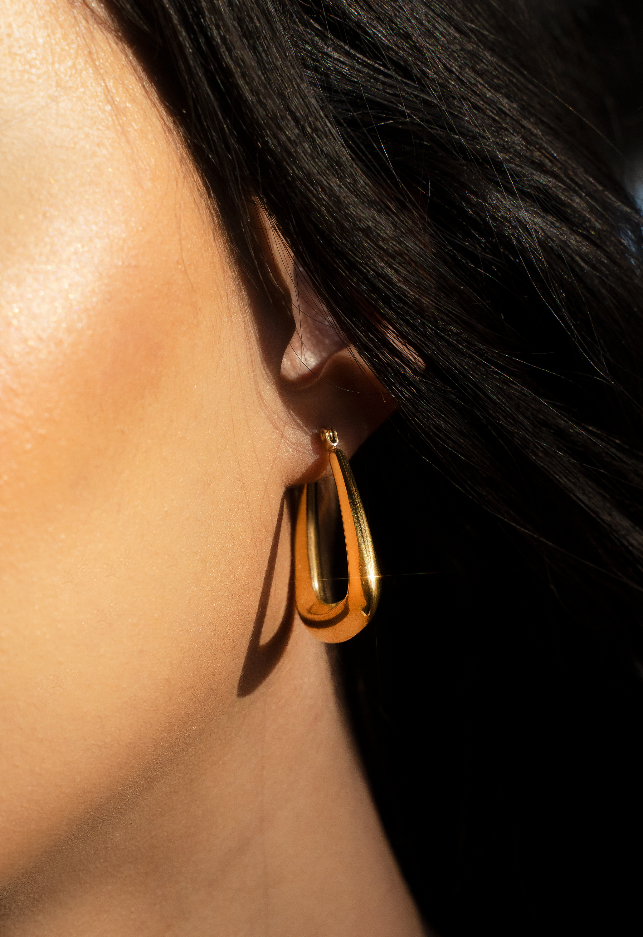 ALIZEH Hoops featuring a smooth finish and 18K gold plating, designed for comfort and style.