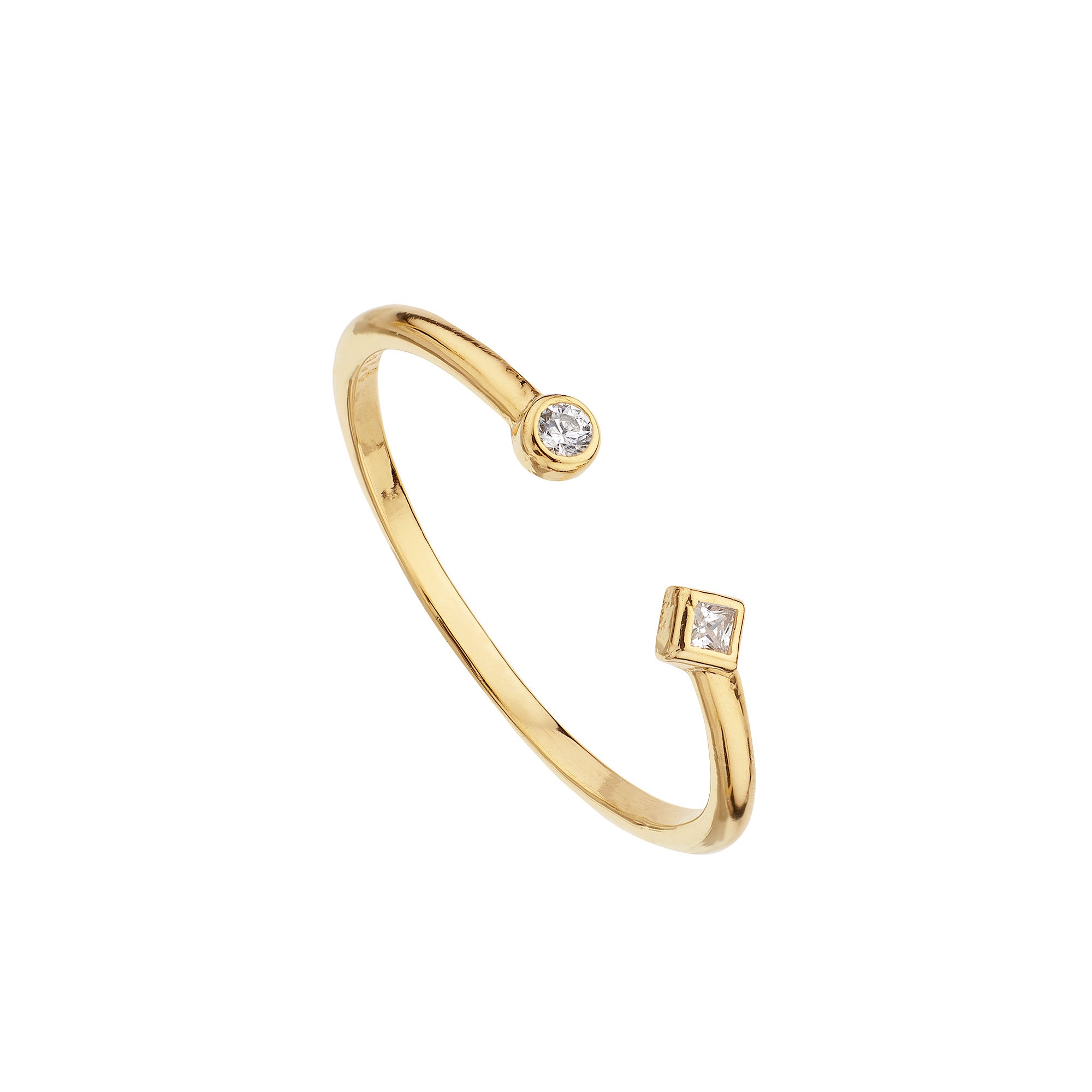 Anillo Asimétrico Bañado en Oro con circonitas blancas, elegante y moderno, ideal para cualquier ocasión.